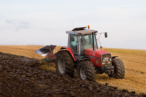 Traktor med plog